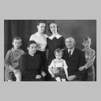 071-1119 Familie Eckert 1950 als Fluechtlinge. Der Kleinste wurde in Holstein geboren. Er ist ein Kind ohne heimatliche Wurzeln.jpg